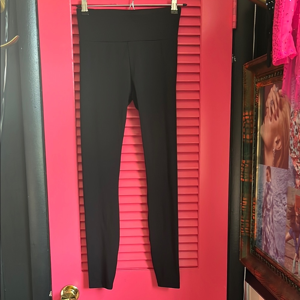 Lou & Grey Black Leggings Sleek and Versatile